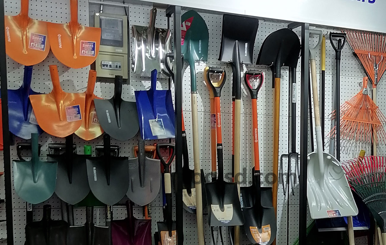 LD-171 Carbon Steel Blade Wooden Handle Round Point Digging Shovel | Wholesale Supplier